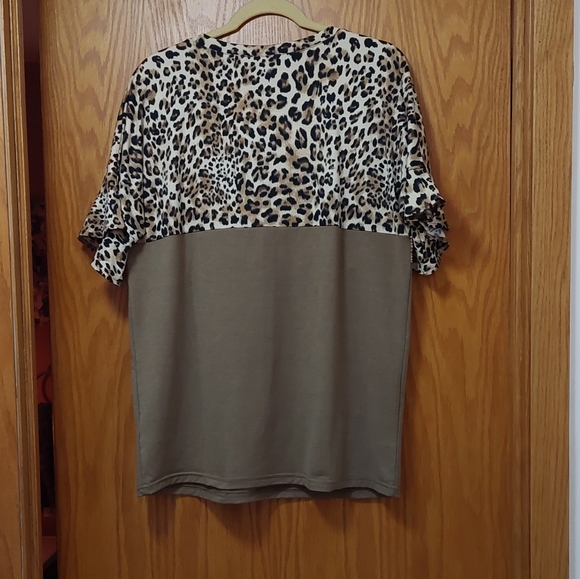 Women's St Jubileens Leopard Print Short Sleeve Top Size Large - Picture 2 of 4